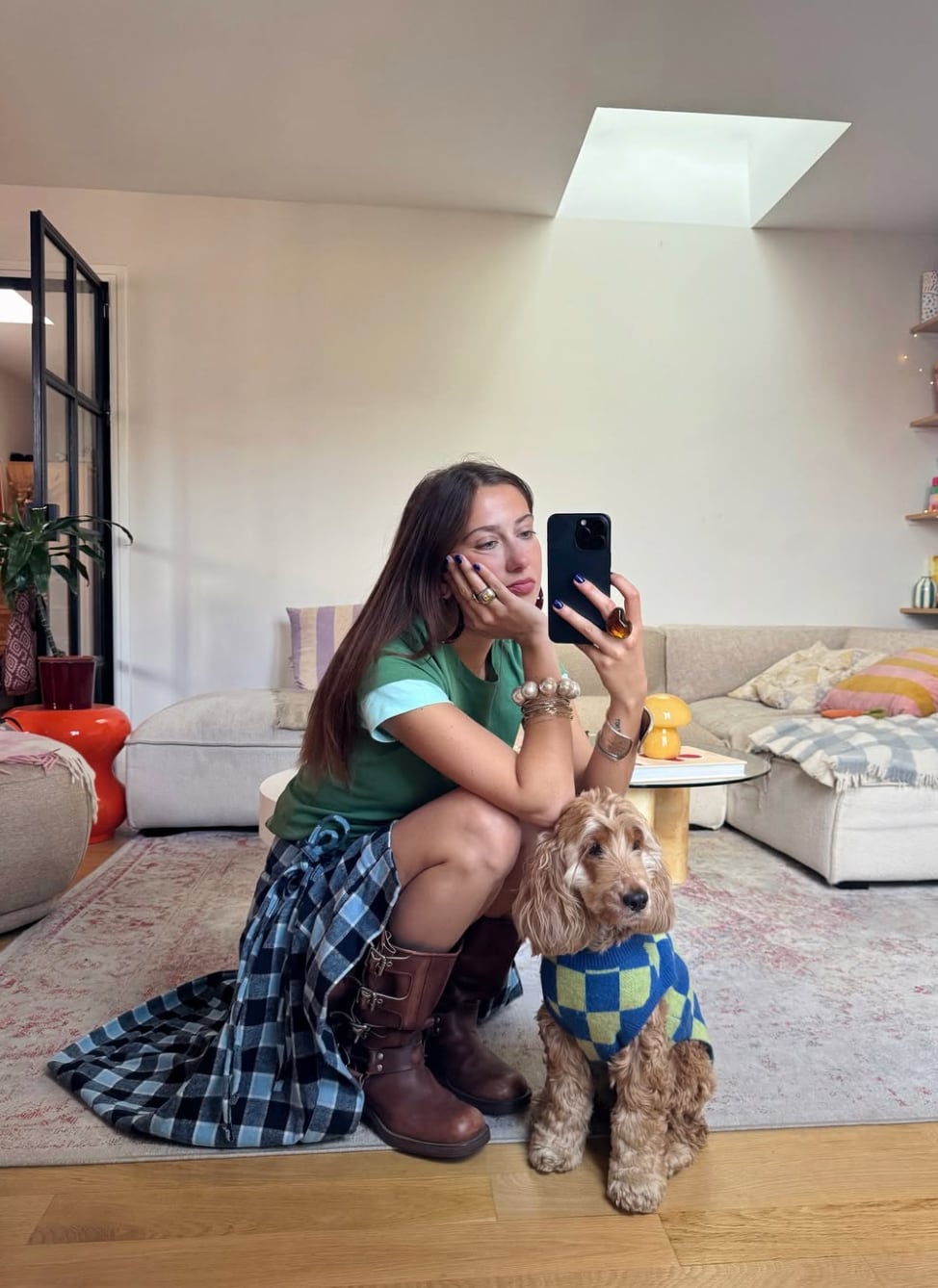 Lola chez elle avec son cocker